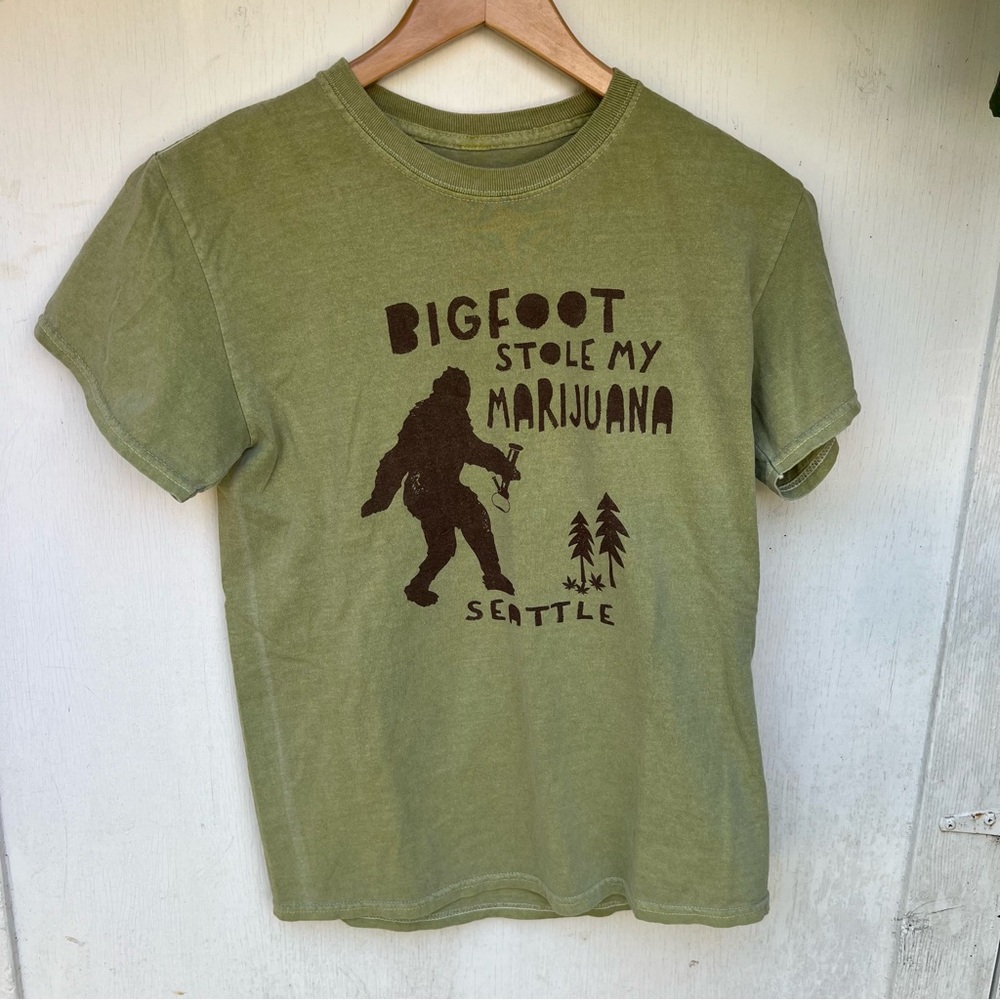 Blue 84 ‘Bigfoot Stole My Weed’ Green Short Sleeve Shirt Size Small